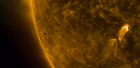 Figure 1. Transit de Mercure devant le Soleil observé dans l’UV par le satellite SDO. Crédit: NASA