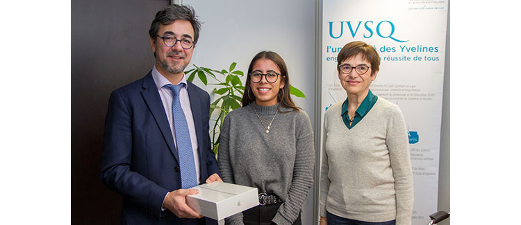 Alain Bui remet un IPad à la gagnante ! UVSQ