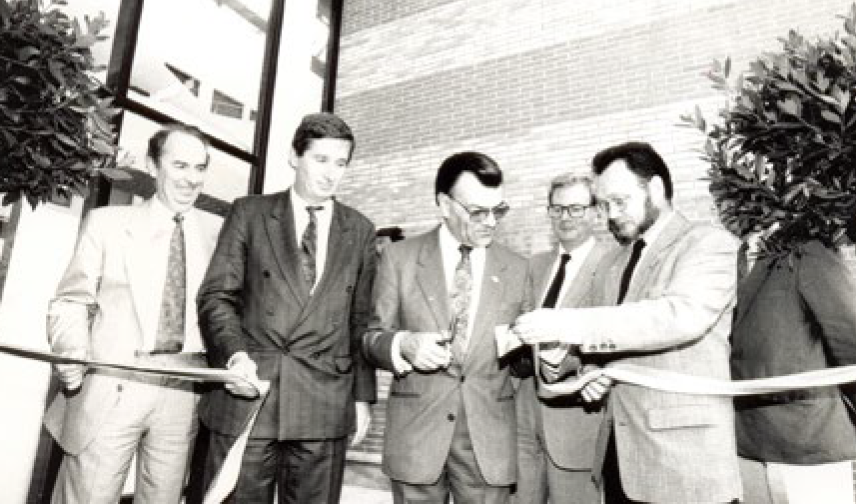 Michel Garnier, alors administrateur provisoire de l’UVSQ coupe le ruban à l'occasion de l’inauguration du bâtiment Leclerc à Guyancourt dédié au droit et science politique.