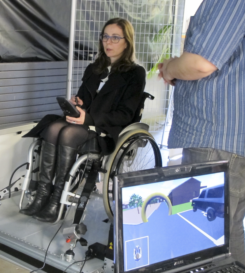 Virtual fauteuil testé par Sarah Boratav, Cheffe de projet Egalité-Diversité, Université Paris-Saclay